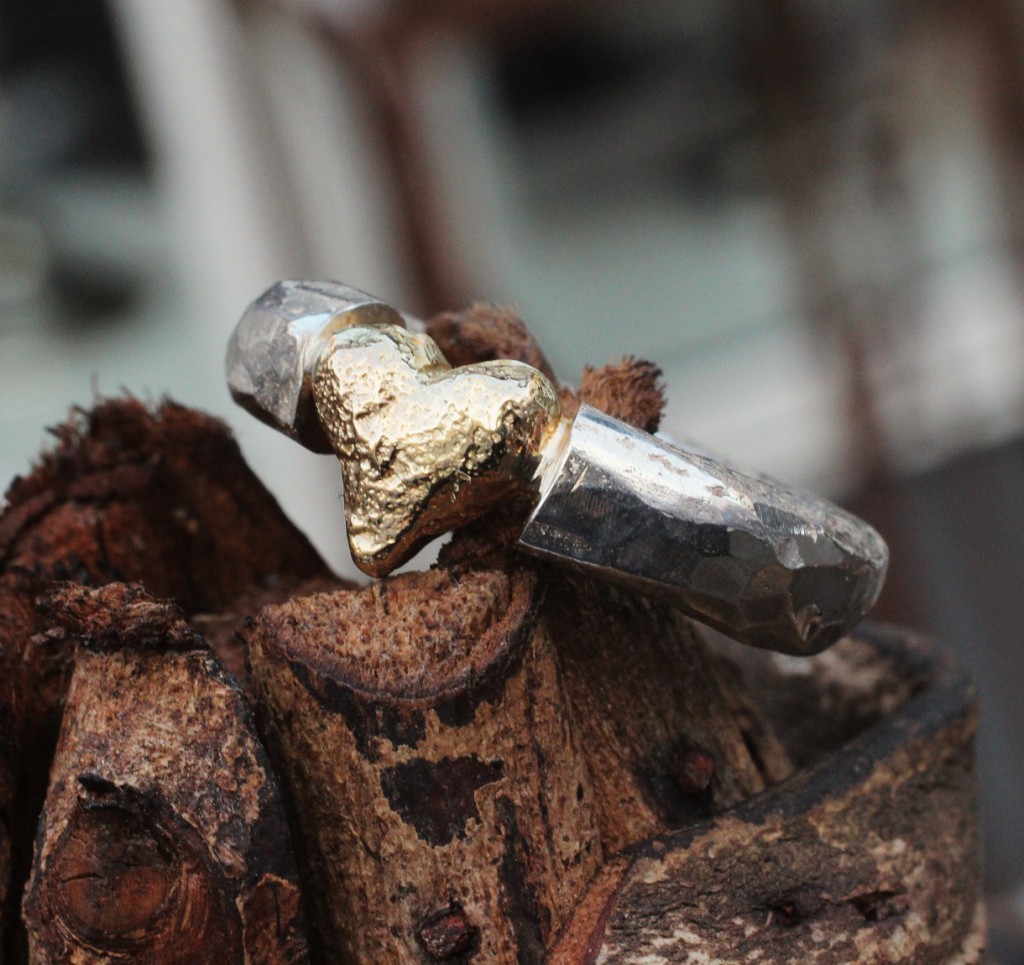 Sølv ring m. 14 kt. guldhjerte