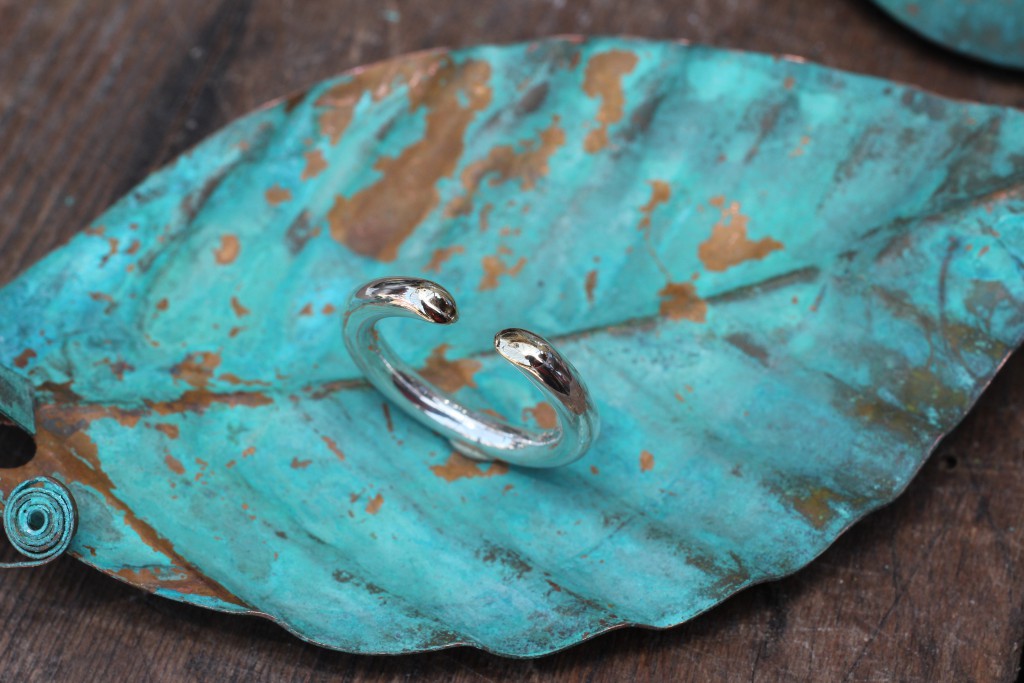 Sølv ring m. 14 kt. guld i enderne