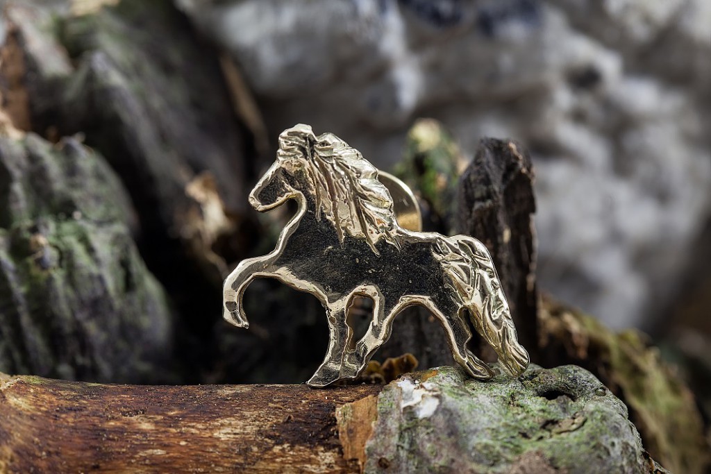 "Hest" tie tack